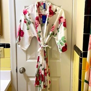 Beautiful Robe, tags still on never worn!